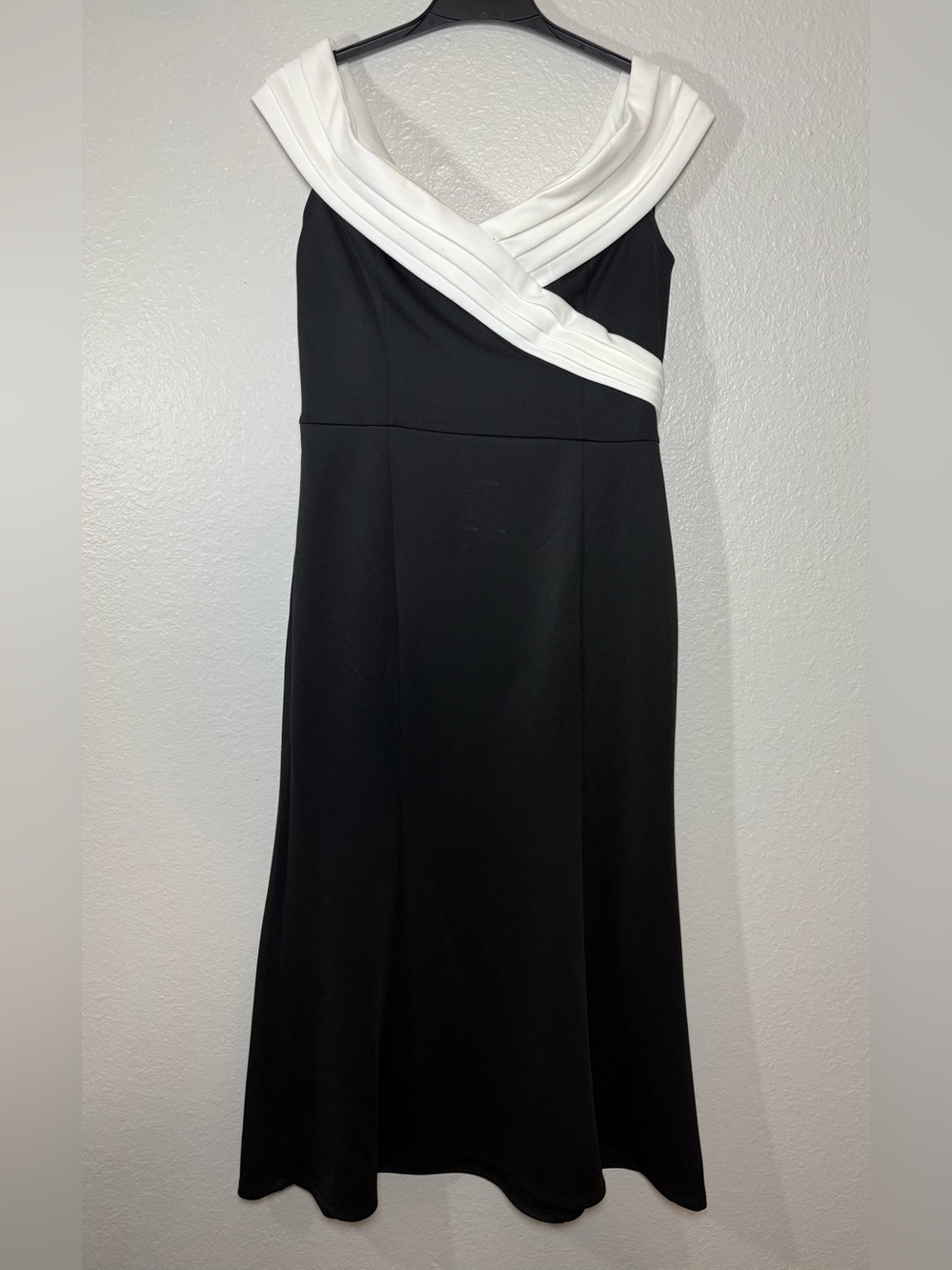 Black Ivory Ball Gown size 14P‎ Long Dress off Shoulder Formal party - Alexa B